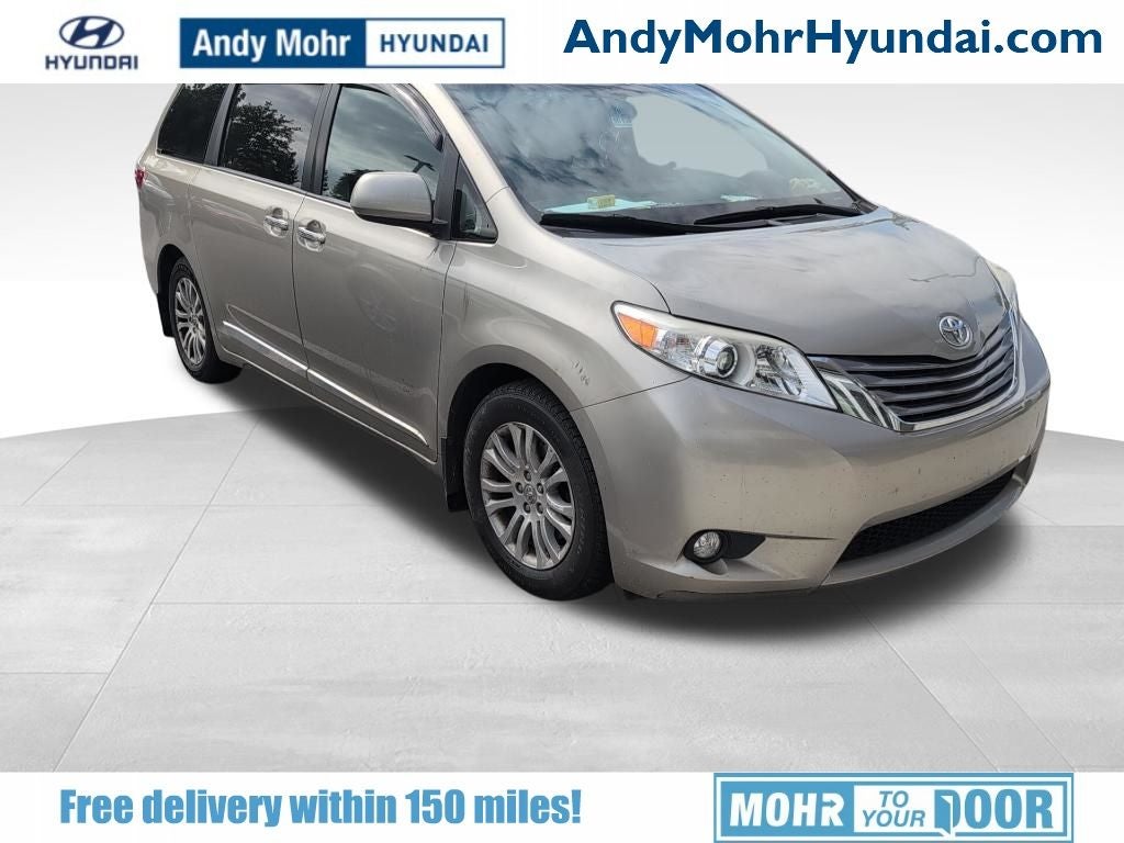 2017 Toyota Sienna XLE V6 8-Passenger's photo