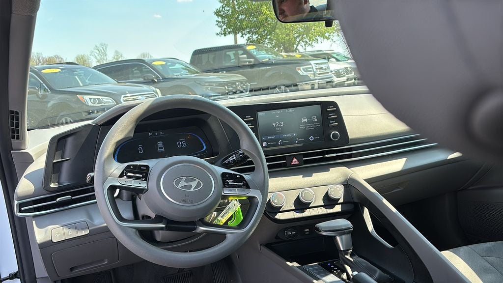 2024 Hyundai ELANTRA SE