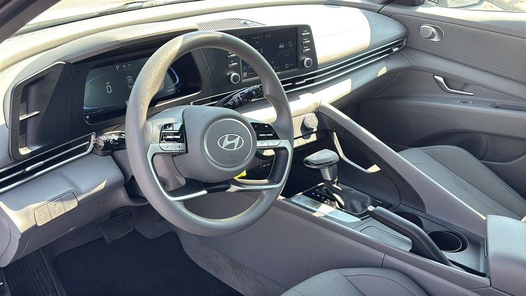 2024 Hyundai ELANTRA SE