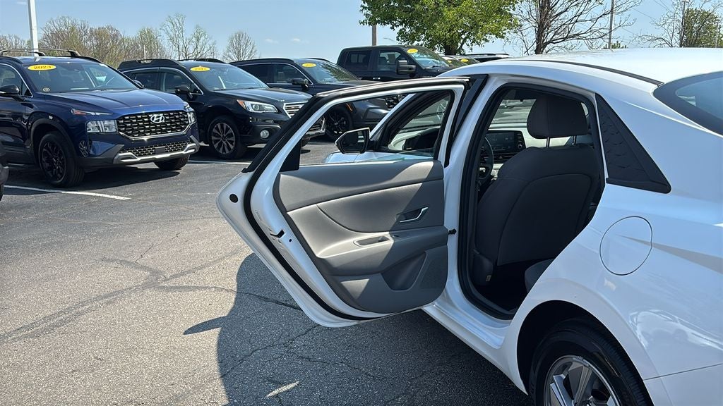 2024 Hyundai ELANTRA SE