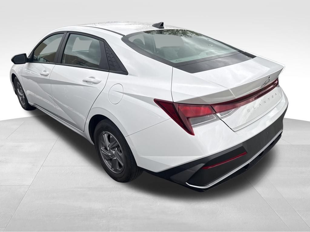 2024 Hyundai ELANTRA SE
