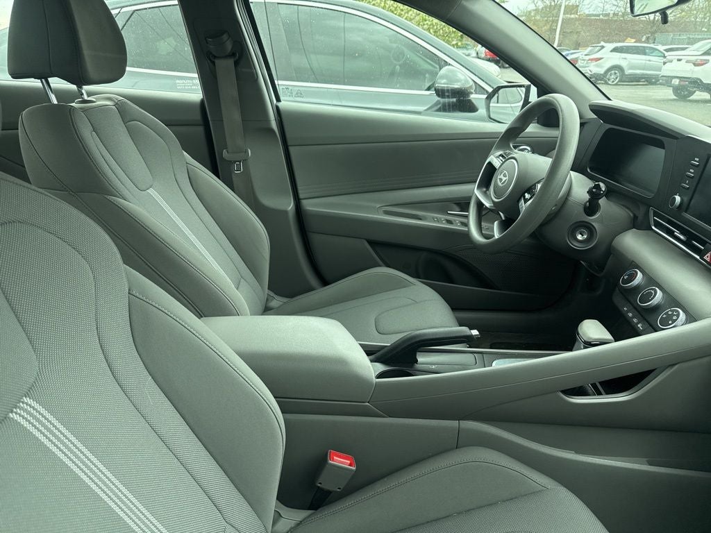 2024 Hyundai ELANTRA SE