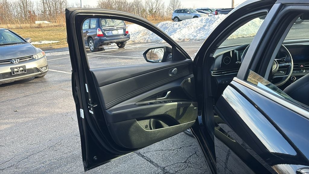 2025 Hyundai ELANTRA Limited